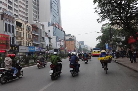 Cua hang qua tet yen sao khuyen mai hap dan tren pho dien bien phu