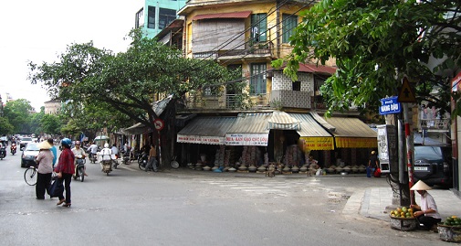 Cua hang qua tet yen sao tren pho hang dau